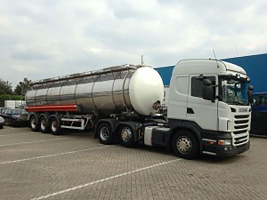 One-of-our-Emergency-Water-Tankers-making-a-delivery-to-a-chilled-food-producer-300x225-1