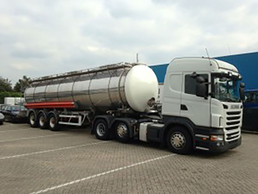 One-of-our-Emergency-Water-Tankers-making-a-delivery-to-a-chilled-food-producer-300x225-1 One-of-our-Emergency-Water-Tankers-making-a-delivery-to-a-chilled-food-producer-300x225-1